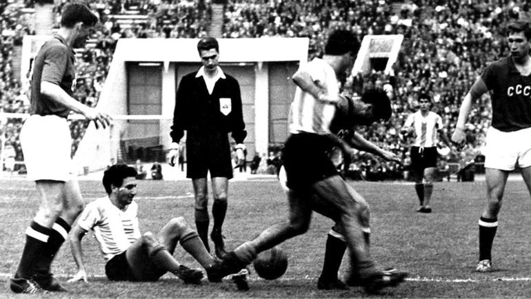 1961 год. Николай Маношин (справа) в матче ССР – Аргентина. 1961 год. Николай Маношин (справа) в матче ССР – Аргентина.