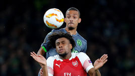 8 ноября. Лондон. "Арсенал" – "Спортинг" – 0:0. "Канонир" Алекс Ивоби против игрока гостей Бруну Гашпара.