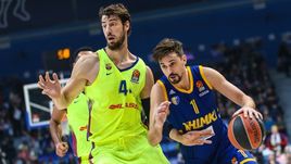 8 ноября. Химки. "Химки" - "Барселона" - 80:87. Анте Томич и Алексей Швед (слева направо).