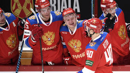 10 ноября. Хельсинки. Швеция - Россия - 1:4. Евгений Кетов празднует заброшенную шайбу вместе с партнерами по сборной.