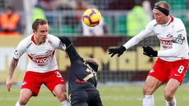 11 ноября. Уфа. "Уфа" - "Спартак" - 2:0. В игре Денис Глушаков (справа) и Андрей Ещенко.