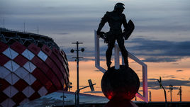 Гладиатор у стадиона "Спартака" в Тушине.