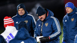 12 ноября. Новогорск. Главный тренер сборной России Станислав Черчесов (в центре).