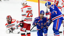 12 ноября. Вчера. Санкт-Петербург. СКА - "Автомобилист" - 5:2. Форвард хозяев Алексей Кручинин (№79) празднует заброшенную шайбу.