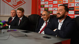 12 ноября. Тарасовка. Презентация главного тренера "Спартака". Генеральный директор Сергей Родионов, главный тренер Олег Кононов, директор департамента по связям с общественностью Леонид Трахтенберг и вице-президент Наиль Измайлов (слева направо).