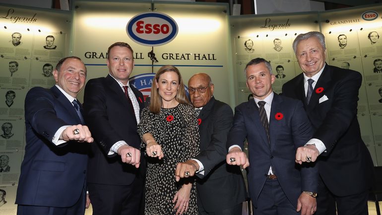 Александр Якушев (справа) на церемонии вступления в Зал хоккейной славы. Фото AFP Александр Якушев (справа) на церемонии вступления в Зал хоккейной славы. Фото AFP