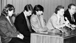 Пресс-конференция игроков сборной России перед ЧМ-1994. Игорь Добровольский (в центре).