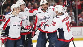 Александр Овечкин (второй справа) празднует заброшенную шайбу с одноклубниками.