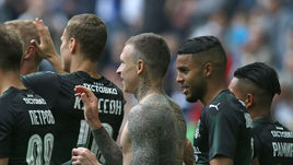 Павел Мамаев (в центре).