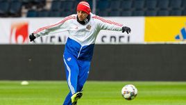 19 ноября. Сольна. Надежда нашей сборной - форвард Артем Дзюба.