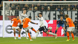 19 ноября. Гельзенкирхен. Германия - Голландия - 2:2. Гол Квинси Промеса.