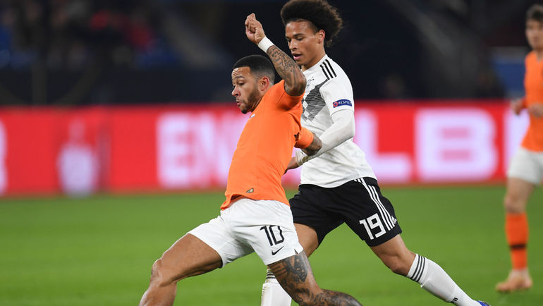 19 ноября. Гельзенкирхен. Германия - Голландия - 2:2. Мемфис Депай против Лероя Сане. Фото AFP 19 ноября. Гельзенкирхен. Германия - Голландия - 2:2. Мемфис Депай против Лероя Сане. Фото AFP