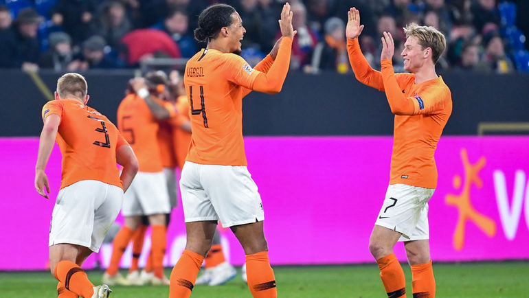 19 ноября. Гельзенкирхен. Германия - Голландия - 2:2. Виргил ван Дейк и Френки де Йонг. Фото AFP 19 ноября. Гельзенкирхен. Германия - Голландия - 2:2. Виргил ван Дейк и Френки де Йонг. Фото AFP