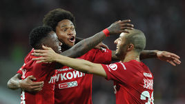 Луиз Адриану (в центре) и Софьян Ханни (справа) могут уйти из "Спартака" этой зимой. Квинси Промес покинул красно-белых в конце лета.