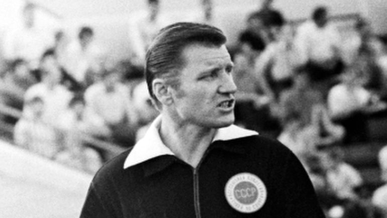 Главный арбитр встречи Аркадий Алов за допущенные ошибки был дисквалифицирован. Фото Валентин Евстигнеев Главный арбитр встречи Аркадий Алов за допущенные ошибки был дисквалифицирован. Фото Валентин Евстигнеев