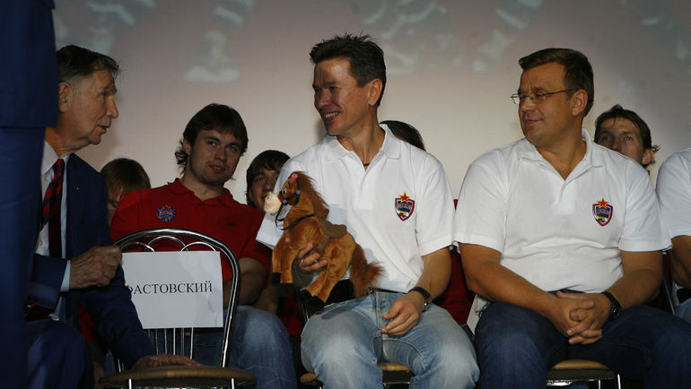 Вячеслав Быков (в центре) с Виктором Тихоновым (слева) и Игорем Захаркиным. Фото Алексей Иванов Вячеслав Быков (в центре) с Виктором Тихоновым (слева) и Игорем Захаркиным. Фото Алексей Иванов