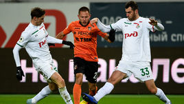 23 ноября. Москва. "Локомотив" - "Урал" - 1:2. Алексей Миранчук, Михаил Меркулов и Соломон Кверквелия (слева направо).