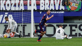 24 ноября. Эйбар. "Эйбар" - "Реал" - 3:0. Футболисты "Эйбара" празднуют гол.