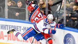 24 ноября. Москва. ЦСКА - СКА - 3:1. Защитник ЦСКА Мэт Робинсон и форвард СКА Сергей Плотников.