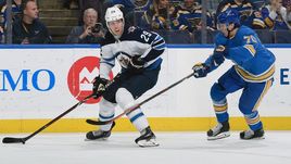 25 ноября. Сент-Луис. "Сент-Луис" - "Виннипег" - 4:8. Патрик Лайне (слева) и Оскар Сундквист.