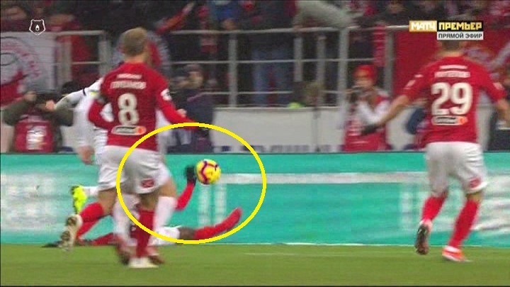 Зе Луиш рукой прервал передачу Шейдаева. Зе Луиш рукой прервал передачу Шейдаева.