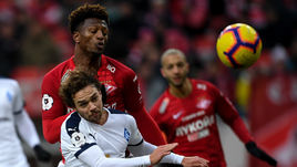 25 ноября. Москва. "Спартак" - "Крылья Советов" - 3:1. В игре Зе Луиш (в центре). Его игра рукой в своей штрафной - один из самых спорных и ключевых моментов матча.