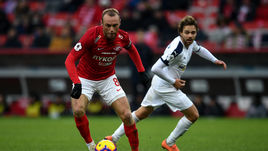 25 ноября. Москва. "Спартак" - "Крылья Советов" - 3:1. С мячом капитан красно-белых Денис Глушаков.