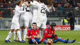 27 ноября. Москва. Лужники. ЦСКА - "Виктория" Пл - 1:2. Разочарование Кристияна Бистровича и Мариу Фернандеса.