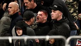 27 ноября. Афины. АЕК – "Аякс" – 0:2. Болельщики амстердамского клуба после столкновений с полицией.