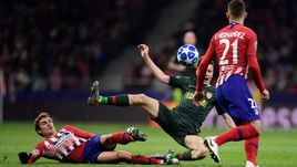 28 ноября. Мадрид. "Атлетико" - "Монако" - 2:0. Столкновение Антуана Гризмана (слева) и Александра Головина (в центре).