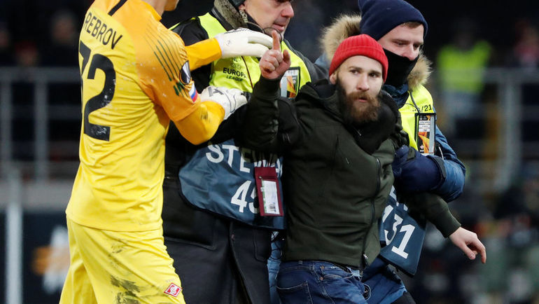 Фанат, напавший на Глушакова. Фото REUTERS Фанат, напавший на Глушакова. Фото REUTERS