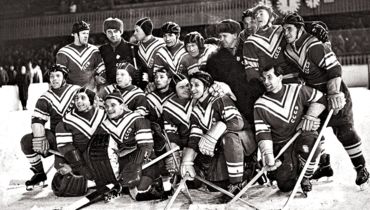 1956 год. Сборная СССР — олимпийский чемпион. Первый ряд: Валентин Кузин, Григорий Мкртычан, Николай Пучков, Дмитрий Уколов, Алексанлр Уваров, Николай Хлыстов, Евгений Бабич, Юрий Крылов. Второй ряд: Всеволод Бобров, Аркадий Иванович Чернышев (старший тренер), Алексей Гурышев, Иван Трегубов, Николай Сологубов, Владимир Кузьмич Егоров (тренер), Виктор Шувалов, Юрий Пантюхов, Генрих Сидоренков.