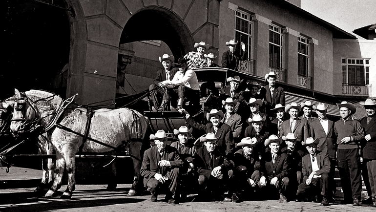 Январь 1959 года. Денвер. Колорадо. Сборная СССР во время турне по США. Первый ряд: Николай Сологубов, неизвестный, Евгений Грошев, Виктор Пряжников, Константин Локтев, Юрий Крылов, неизвестный. Над первым рядом склонились Николай Снетков и Эдуард Иванов. Второй ряд: Юрий Пантюхов (крайний слева), Виктор Якушев (третий слева), Игорь Деконский (пятый слева), Владимир Егоров (второй справа). На козлах Вениамин Александров (в белой шляпе). На крыше: Алексей Гурышев, Юрий Баулин и Евгений Ёркин. В экипаже: Дмит Январь 1959 года. Денвер. Колорадо. Сборная СССР во время турне по США. Первый ряд: Николай Сологубов, неизвестный, Евгений Грошев, Виктор Пряжников, Константин Локтев, Юрий Крылов, неизвестный. Над первым рядом склонились Николай Снетков и Эдуард Иванов. Второй ряд: Юрий Пантюхов (крайний слева), Виктор Якушев (третий слева), Игорь Деконский (пятый слева), Владимир Егоров (второй справа). На козлах Вениамин Александров (в белой шляпе). На крыше: Алексей Гурышев, Юрий Баулин и Евгений Ёркин. В экипаже: Дмит