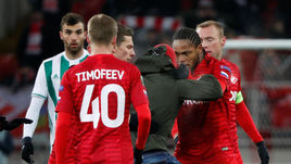 29 ноября. Москва. "Спартак" - "Рапид" - 1:2. Луиз Адриану первым встал между фанатом и Денисом Глушаковым.