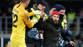 29 ноября. Москва. "Спартак" - "Рапид" - 1:2. Болельщик прорвался к Денису Глушакову.