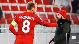 29 ноября. Москва. "Спартак" - "Рапид" - 1:2. Болельщик прорвался к Денису Глушакову.