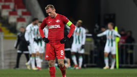 29 ноября. Москва. "Спартак" - "Рапид" - 1:2. Капитан красно-белых Денис Глушаков.