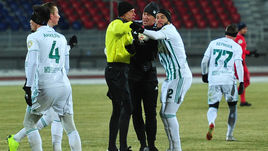 1 декабря. Красноярск. "Енисей" - "Ахмат" - 1:1. Виталий Мешков (в центре).