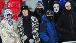 1 декабря. Красноярск. "Енисей" - "Ахмат" - 1:1. Болельщики на трибунах стадиона "Центральный".