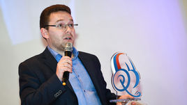 Главный редактор "СЭ" Максим Максимов с наградой.