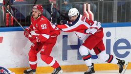 1 декабря. Москва. "Спартак" - ЦСКА - 3:4. Форвард "Спартака" Антон Злобин и защитник ЦСКА Алексей Марченко.