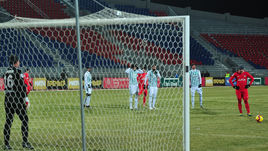 1 декабря. Красноярск. "Енисей" - "Ахмат" - 1:1. Валерий Кичин готовится пробить пенальти.