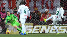 2 декабря. Москва. "Спартак" - "Локомотив" - 2:1. Федор Смолов попадает в штангу с одиннадцатиметровой отметки.