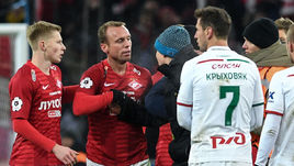 2 декабря. Москва. "Спартак" - "Локомотив" - 2:1. Денис Глушаков и выбежавший на поле болельщик.