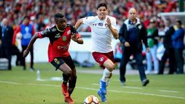 Айртон Лукас (справа).