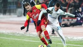 3 декабря. Тула. "Арсенал" – "Зенит" – 4:2. Роберт Мак (справа) против Кирилла Комбарова.