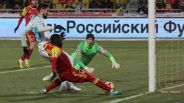 3 декабря. Тула. "Арсенал" - "Зенит" - 4:2. 6-я минута. Эванс Кангва (на переднем плане) открывает счет.