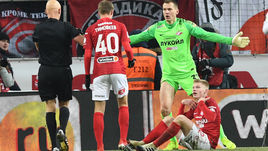 2 декабря. Москва. Тушино. "Спартак" - "Локомотив" - 2:1. Сергей Карасев удаляет Николая Рассказова и назначает пенальти.