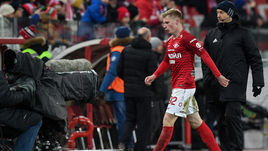 2 декабря. Москва. "Спартак" - "Локомотив" - 2:1. Николай Рассказов покидает поле после удаления.