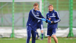 Экс-капитан "Динамо" Андрей Воронин (справа) и бывший форвард бело-голубых Александр Кокорин.